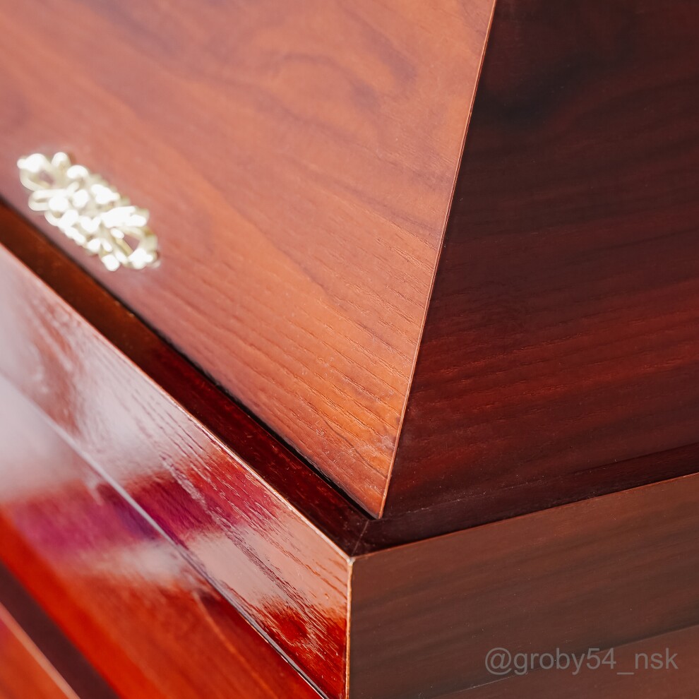 Полиэфирный лак для мебели. Красное дерево махагон лакированное. Glass.